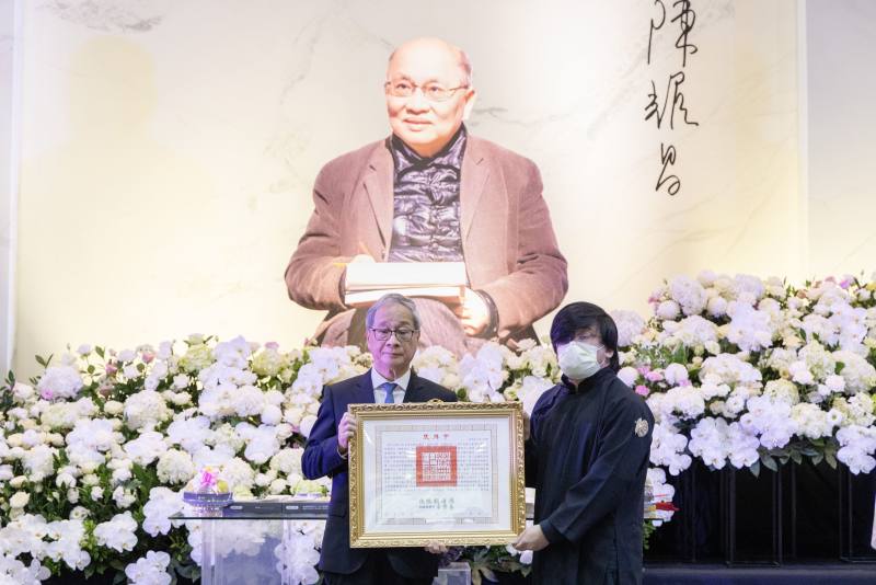 文化部長李遠（左）代表頒贈總統褒揚令，由陳耀昌之子陳智銘（右）代表受贈