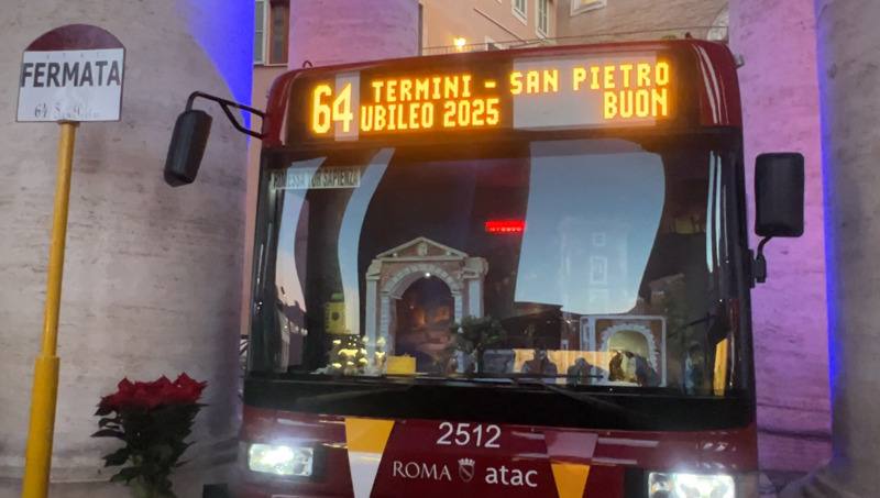 梵蒂岡百大馬槽展8日開幕，最受矚目的大型作品是一台用羅馬公共汽車改裝的馬槽。