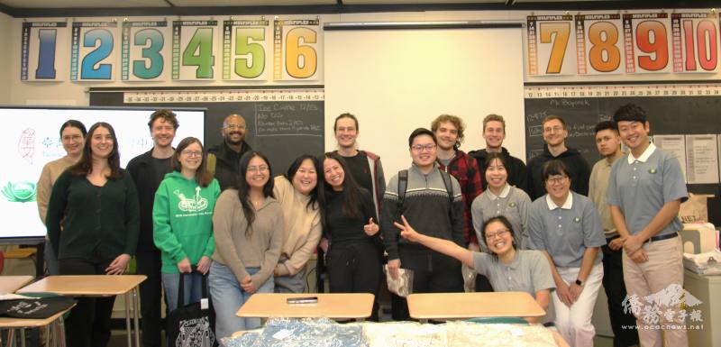 師生合影，班主任鄭依婷（最前排坐者）及老師們周韋辰、許千喬及黃婷琳（前排右1、右2及右3）