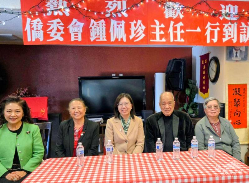 康樂大廈老人公寓會長徐家聲(右二)與洛鍾佩珍主任主持座談