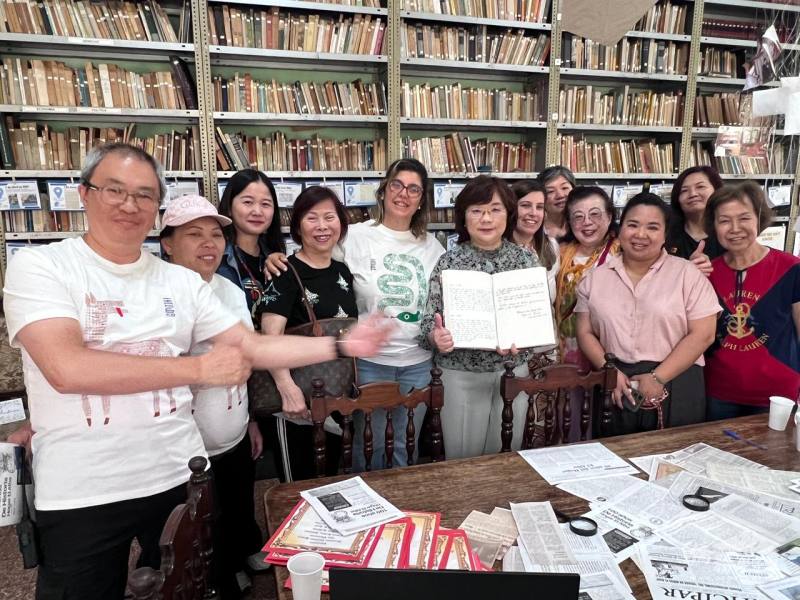 駐阿根廷大使謝妙宏與各位僑領合影