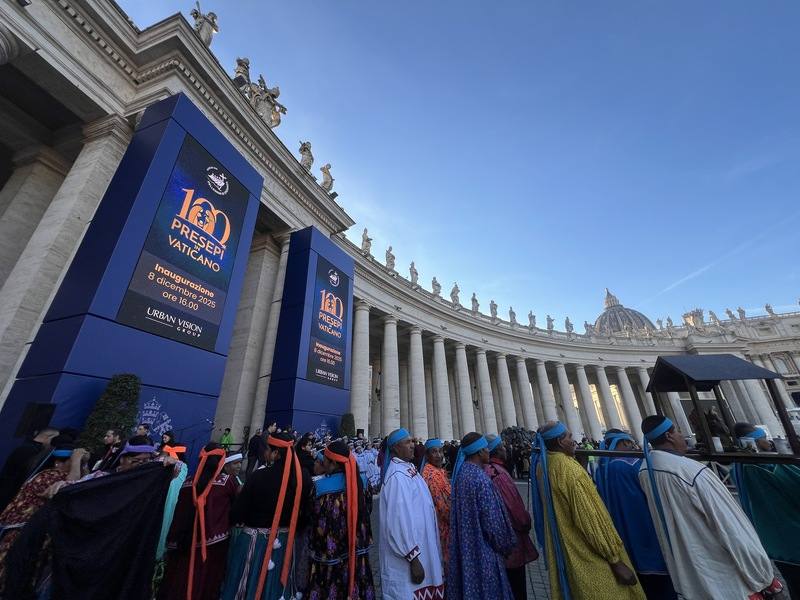 梵蒂岡百大馬槽展8日傍晚在聖伯多祿廣場迴廊舉行開幕典禮，今年邀請墨西哥團體帶來傳統歌舞，吸引許多人潮圍觀。