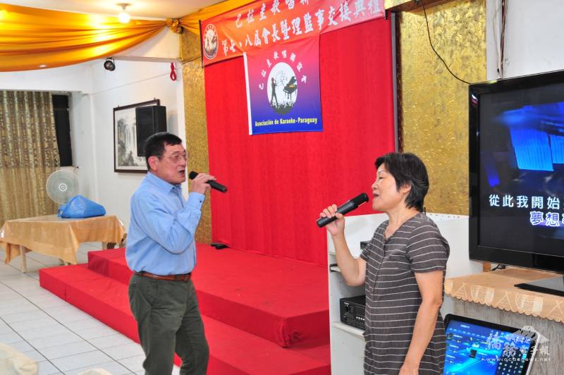 羅滿志與會員合唱高歌(王偉耀先生提供)