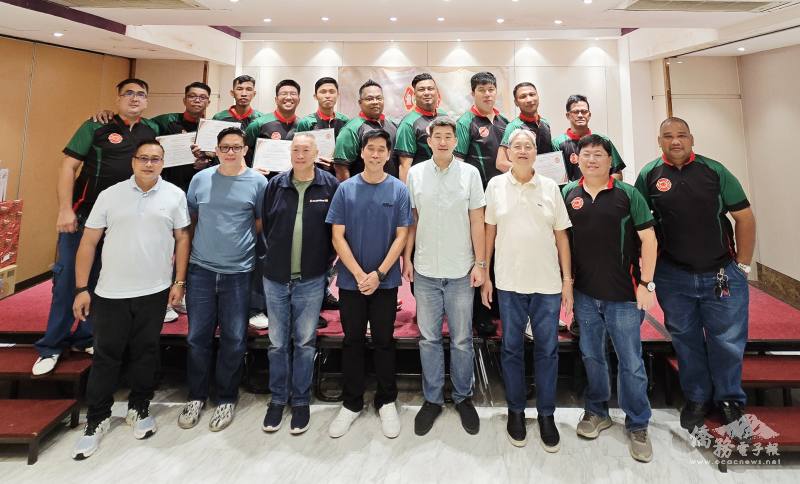 幫邦菲華義勇消防會理事長王英群（前排左4）等人頒贈表揚狀予年度表現優異的菲華打火兄弟