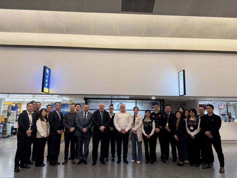 英國皇家監獄及假釋署、英國在台辦事處、內政部移民署、本部調查局等機關單位人員合照