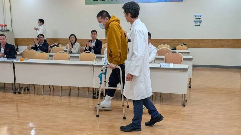 一場國道車禍導致蘇先生雙腳小腿嚴重開放性骨折，尤其右腳踝幾乎截斷，險遭雙腳截肢。新光醫院歷經22次大小手術為他保住雙腳，如今已可用助行器行走。