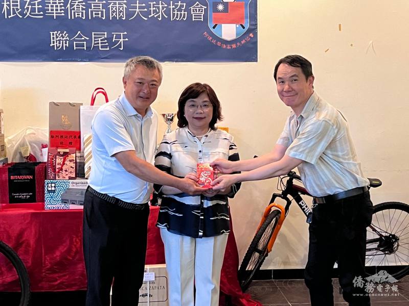 僑界捐款辦理114年國慶文化訪問團「當代樂坊」蒞阿訪演的餘款轉贈給阿根廷僑校教師聯誼會