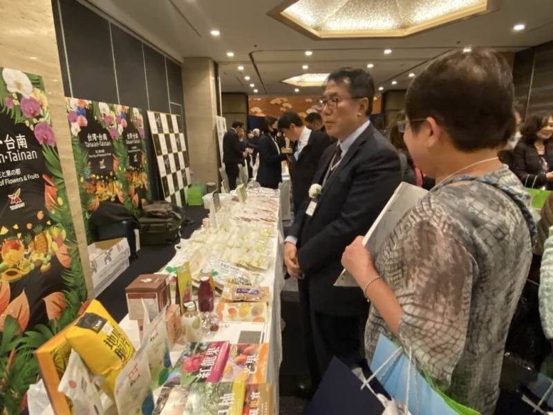 東京國際花道博覽會10日在日本東京新大谷飯店登場，台南市長黃偉哲（右2）也率團前往宣傳台南花果。（台南市政府提供）