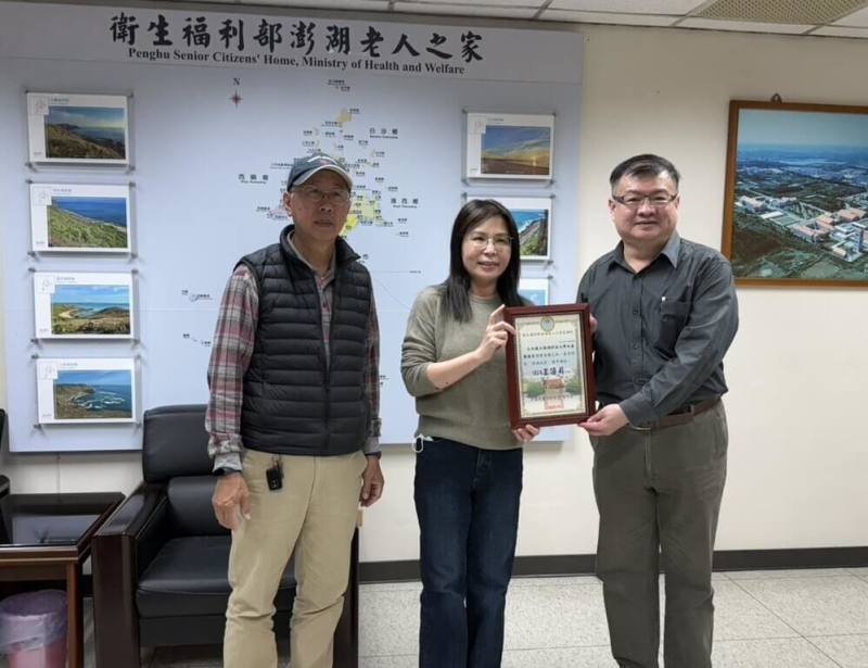 澎湖科大養殖系9日捐贈全海水養殖紅尼羅魚給衛福部澎湖老人之家，由老人之家秘書兼室主任王語莉（中）代表受贈並回贈感謝狀。（澎湖科技大學提供）