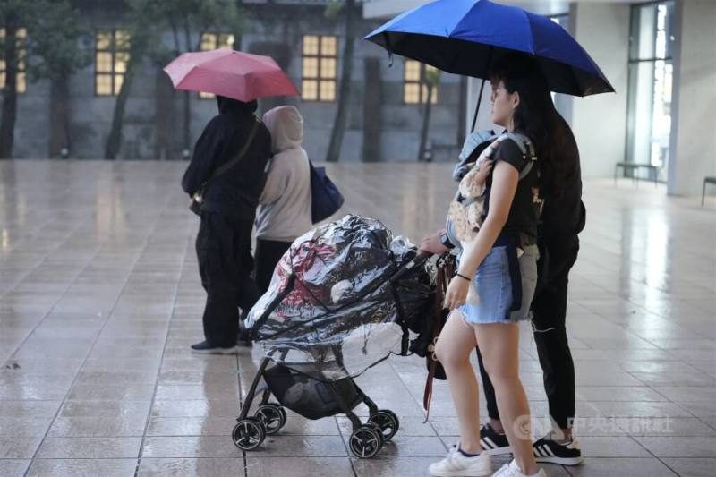 內政部公布11月出生數7946人，是繼今年4月、5月出生數接連創下史上新低後，再度探底。圖為民眾帶著孩子逛台北松菸文創園區。（中央社檔案照片）