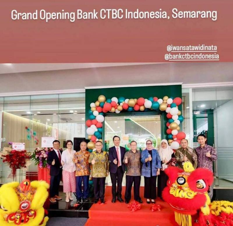 中國信託銀行印尼子行（PT Bank CTBC Indonesia）三寶瓏分行（Semarang Branch）今天開業。駐印尼代表洪振榮（左5）、印尼金管局與央行代表、印尼中爪哇台商會理事長黃媽易、中信銀行印尼子行董事長詹庭禎等逾80位貴賓出席開幕儀式。（印尼代表處提供）