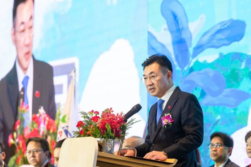 立法院副院長江啟臣訪問新加坡，今天出席亞洲台商聯合總會理監事聯席會議開幕典禮時表示，跨黨派立委共同出席活動，展現支持台商永遠是不分黨派最大共識，立法院會做台商在海外發展的最強後盾。（立法院提供）