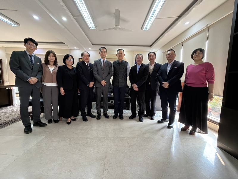台灣獎助金持續獲得印度各界高度關注，成為深化研究、提高台灣能見度的重要平台。圖為駐印度代表陳牧民（左5）及部分受獎學人。