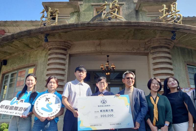 台南市左鎮區光榮實驗小學規劃帶學生前往日本，進行化石特色課程深度交流，10日獲餐廳業者贊助部分旅費，由校長蔡坤良（右3）代表接受