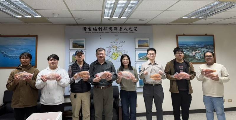 澎湖科技大學水產養殖系學生，9日捐贈以全海水養殖的紅尼羅魚給衛福部澎湖老人之家，為長者送上冬日暖胃暖心鮮美滋味。（澎湖科技大學提供）