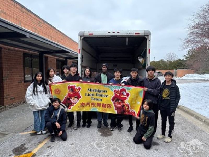 舞獅隊隊員協助將捐贈物資搬運至 Brilliant Detroit 卡車(照片提供謝雅玲)