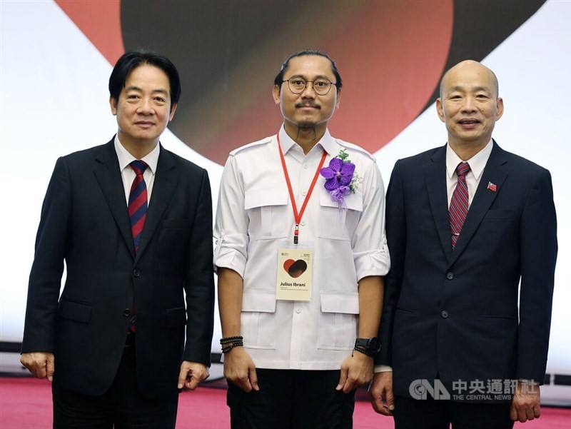 Julius Ibrani (center), the head of the Indonesian Legal Aid and Human Rights Association (PBHI), poses with President Lai Ching-te (left) and Legislative Speaker Han Kuo-yu (right) at the ceremony for Taiwan’s 20th Asia Democracy and Human Rights Award i