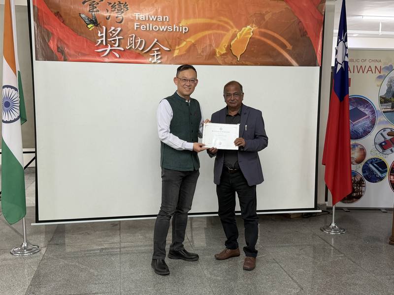 駐印度代表陳牧民（左）表示，希望印度獲得台灣獎助金的學者、專家到台灣後，能深入觀察台灣、研究台灣，回印度後，能把台灣的現況介紹給全印度。