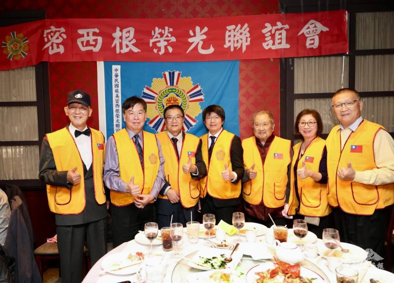 (由左至右)創會會長鄭東南、前會長張正義、現任會長陳一心、芝加哥文教中心主任蔡季穎、前會長許鐘麒、顏毓萍、王雅禾等人皆親臨現場，象徵榮光精神薪火相傳。