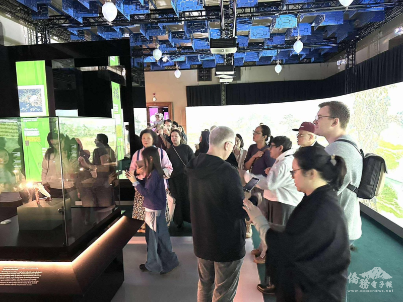 師生穿梭於特展互動展區，仔細觀察展品與數位展示，親身感受《清明上河圖》等經典作品所呈現的歷史與文化。