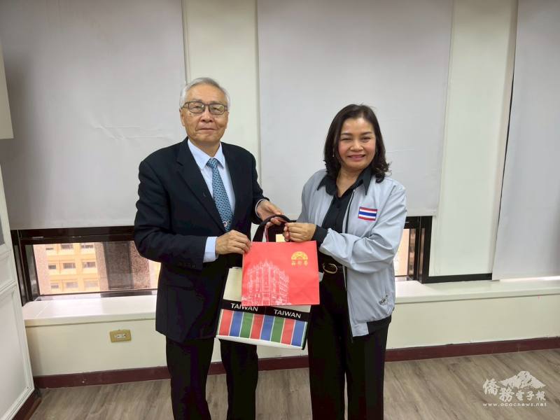 張良民致贈訪團紀念品給參訪團，由名譽團長馬茉莉代表接受