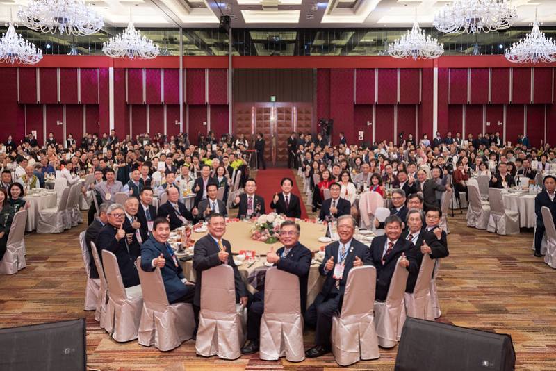 總統與出席人員合影