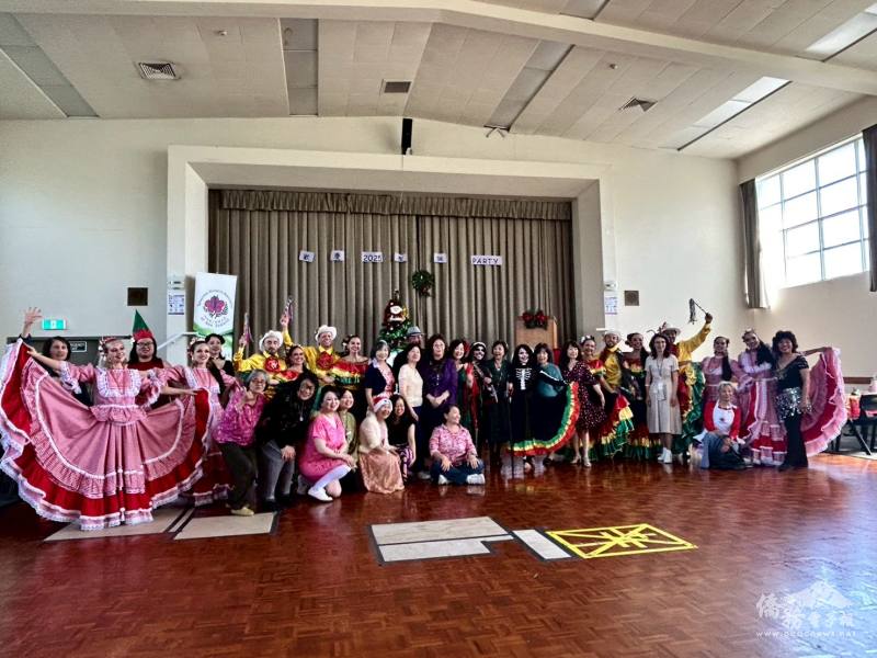 理事蔡巧雲與老師羅金菊安排舞團表演，來賓一同開心熱舞