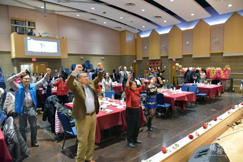 全體帶動唱〈妳是我的花朵〉展現熱情與活力