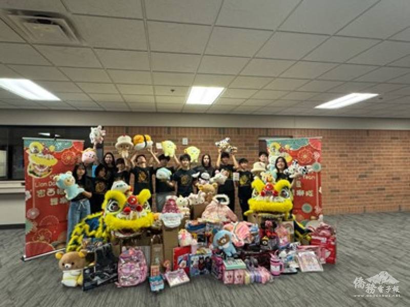 舞獅隊展示募集到的聖誕禮物與冬季物資(照片提供謝雅玲)