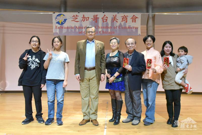 優勝合影 (從左到右) Ani Chen 、Ema Chen、類延峰、蘇琪雯、江傳香、陳美君、王珮國