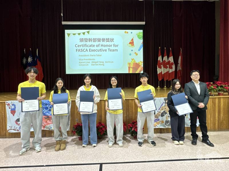FASCA幹部團隊，社群媒體組、電子報組、海報組、攝影組及活動企劃組五位副會長與會長於會中報告今年企劃執行成果，並受領藍柏青所頒發之幹部榮譽獎狀