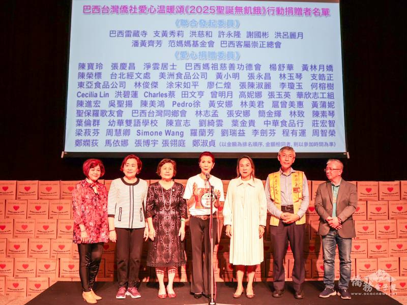 聖誕無飢餓發起人支黃秀莉（中）感謝愛心援助委員一直以來的全力支持與付出