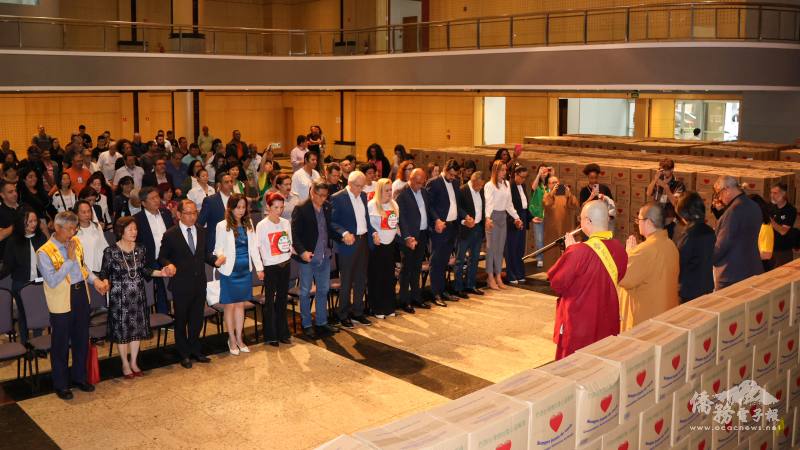 宗教代表帶領全場手牽手，為世界和平祈願一分鐘