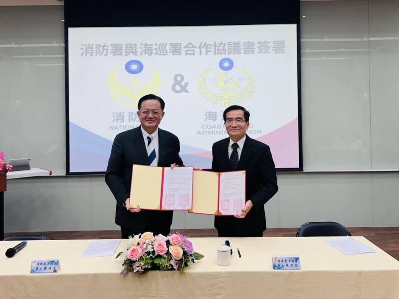 消防署長蕭煥章（左）、海洋委員會海巡署長張忠龍（右）10日簽署合作協議，未來將在水域救生、公共安全潛水、無人機應用、緊急救護等4大面向展開深度合作，並建立教育訓練交流平台。（消防署提供）