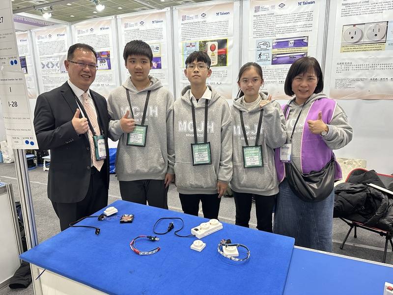 基隆銘傳國中師生團隊發明插座旋轉開關裝置，只要輕輕旋轉，就能開關電器，電鍋等只要插著插頭就會運作的電器不必再不停地拔插插頭，拿下首爾發明展大獎