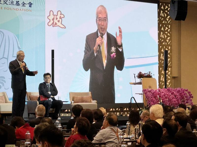 亞洲台灣商會聯合總會10日在新加坡舉行台商經貿論壇，財信傳媒董事長謝金河（演講者）出席