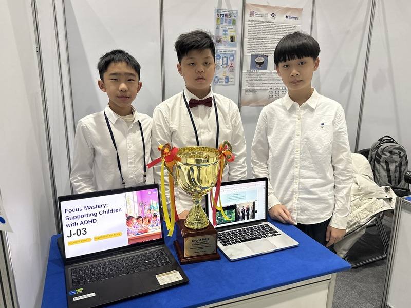 高雄市多所學校學生組成的團隊開發針對注意力不足過動症兒童的安撫遊戲「專注力大師」，拿下首爾發明展大獎