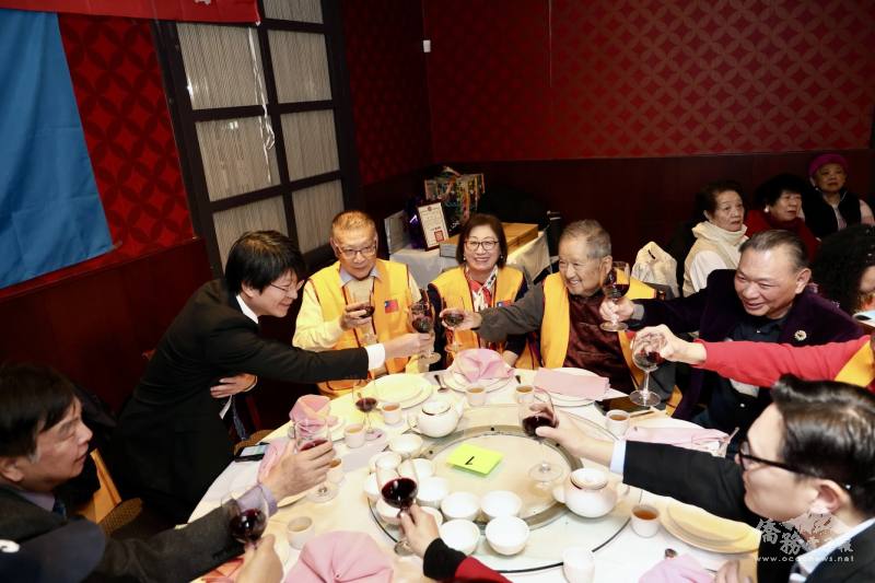 密西根僑胞也藉此機會，向即將調職返臺的蔡季穎舉杯致意，獻上祝福。