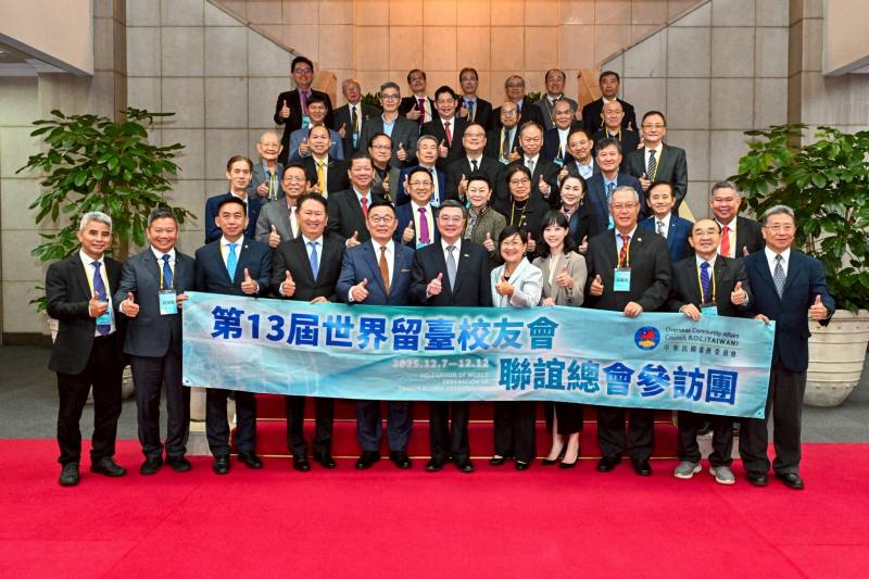 行政院長卓榮泰接見「第13屆世界留臺校友會聯誼總會參訪團」