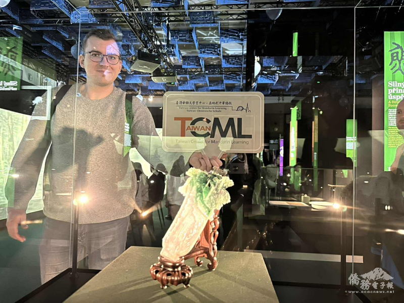 華語文學習中心學員於翠玉白菜展區前拍照，難得在歐洲近距離欣賞臺灣國寶，對旅居海外的僑民而言格外具有情感與文化意義。