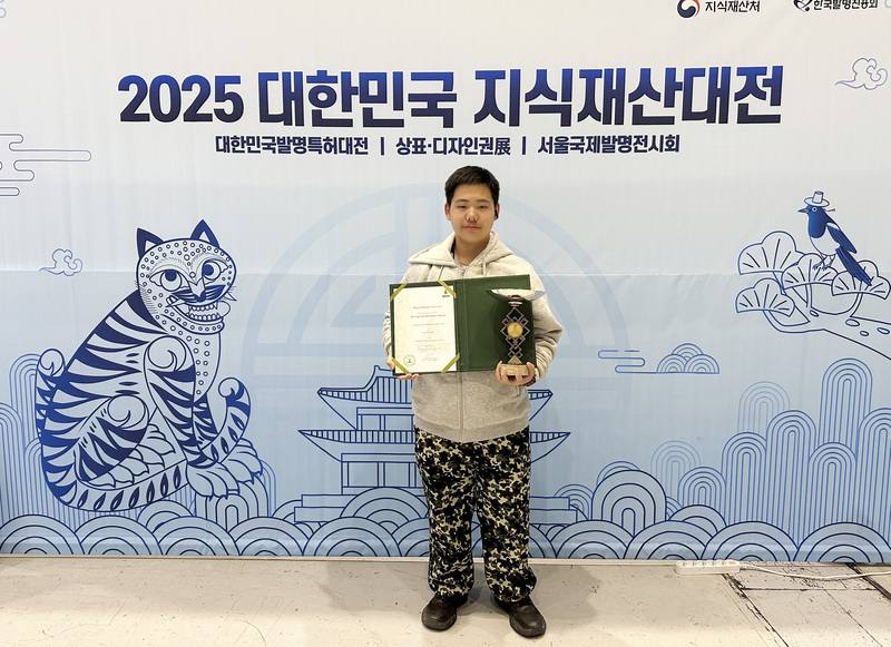 2025首爾國際發明展，上海台商子女學校學生林百棋從網路影片獲得靈感，創作出獲得沙烏地阿拉伯大會特別獎的反重力椅