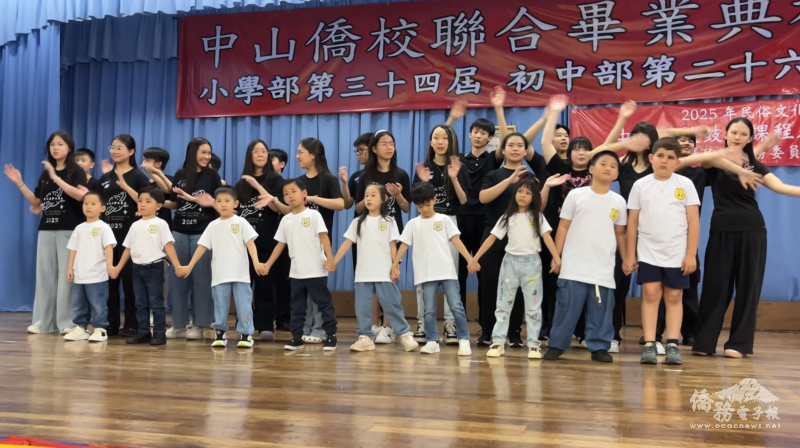 全體畢業生合唱〈永遠的畫面〉氣氛溫馨