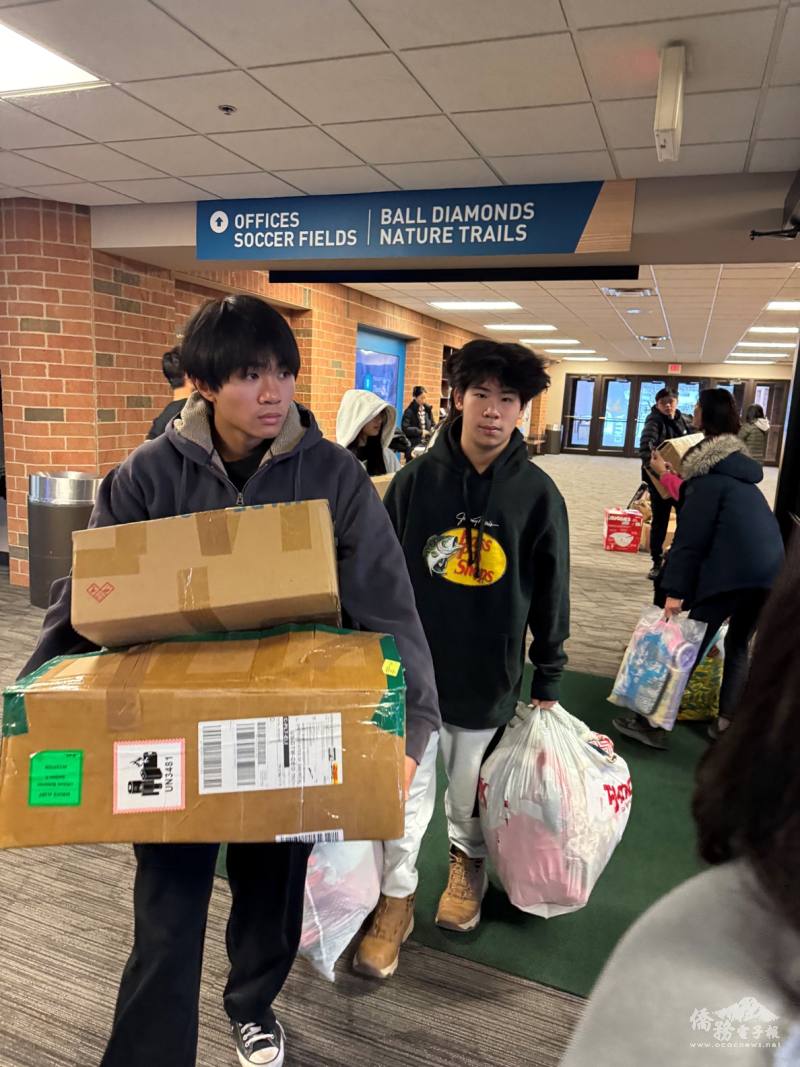 孩子們親力親為搬運物資，孫憲威、方誠𤋮（由左至右）展現責任感與團隊合作(照片提供謝雅玲)