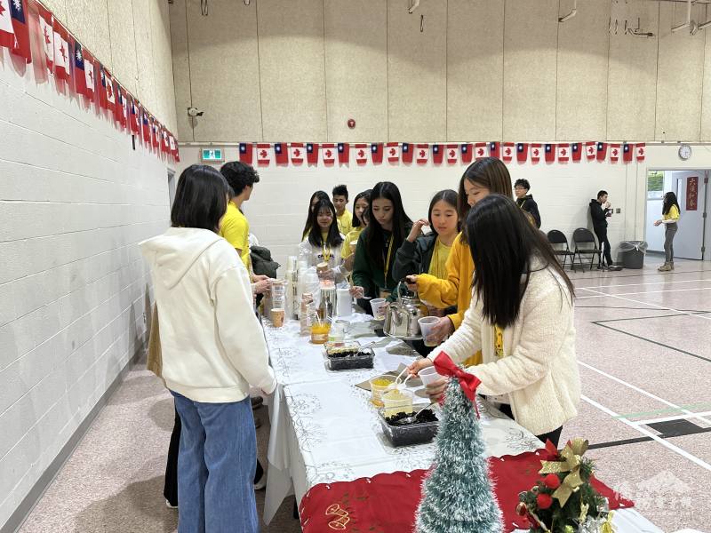 FASCA導師帶領學員精心準備多樣珍珠奶茶材料，邀請與會者體驗手作臺灣特色美食珍珠奶茶