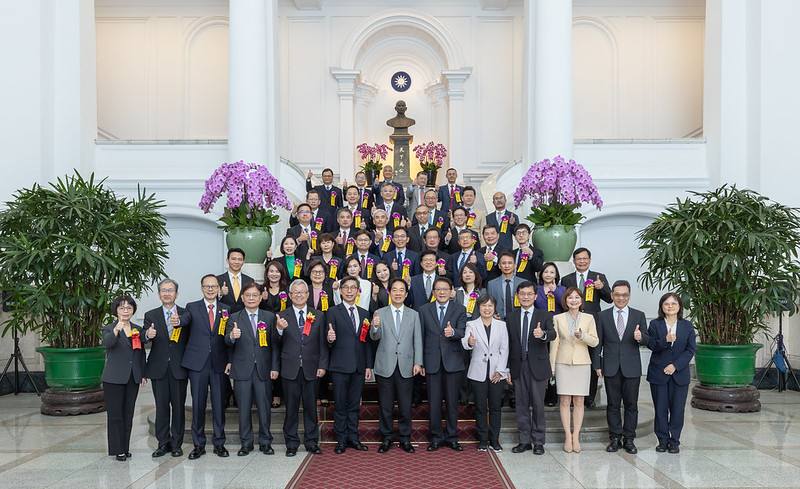 總統與「第27屆國家建築金質獎」及「第22屆國家品牌玉山獎」得獎代表合影