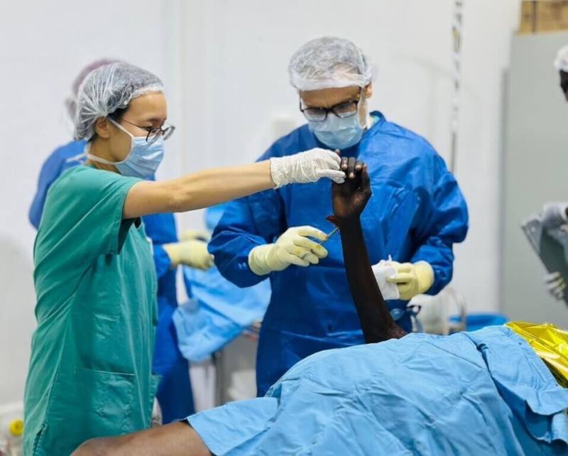 林口長庚麻醉科醫師林昇誼不到2年3度參與無國界醫生任務，圖為林昇誼（左）在蘇丹塔維拉的開刀房中工作。（林昇誼提供）