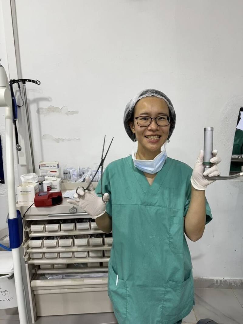 林口長庚麻醉科醫師林昇誼（圖）參與無國界醫生任務，協助衝突下流離失所者的基本醫療。圖為林昇誼拿著手術用的工具。（林昇誼提供）