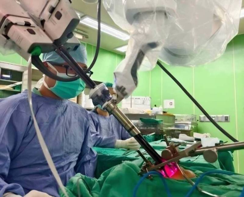 林口長庚採用「單孔達文西內外複合喉保留手術」，幫助罹患少見的咽喉小唾腺癌患者，讓病人抗癌不失聲。（長庚醫院提供）