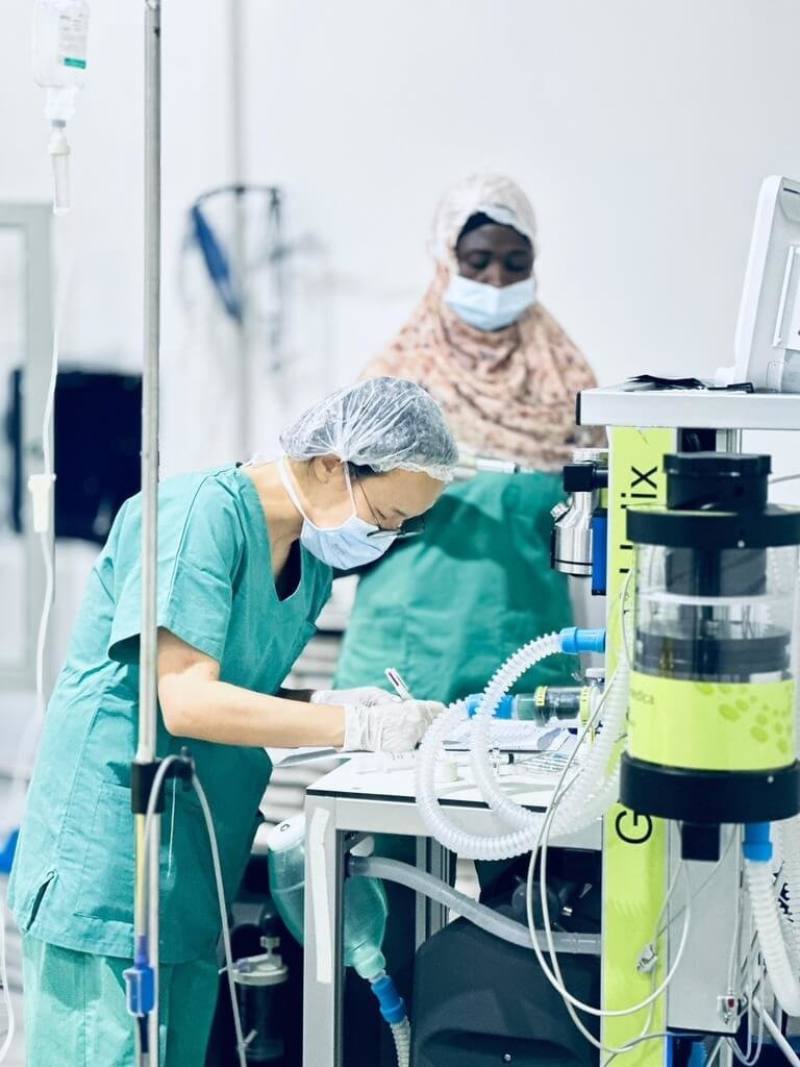 林口長庚麻醉科醫師林昇誼（前左）參與無國界醫生任務，她慢慢理解，行醫不是英雄瞬間，是無數次看見人性、痛苦、希望，仍選擇留下來。人道救援，也不是偉大的口號，而是微小卻真實的陪伴。（林昇誼提供）