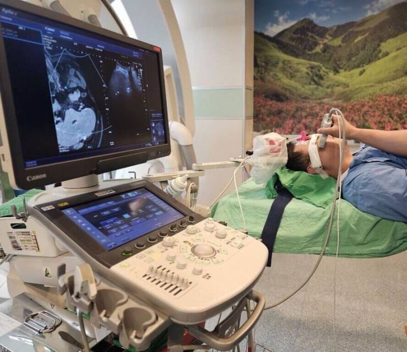 三軍總醫院醫療團隊應用「電腦斷層與超音波即時同步化」導引技術，讓多名罹患頑固性三叉神經痛的病患受惠，這項技術能清楚地看見微創治療穿刺路徑上的血管，避免穿刺血管後造成的臉部血腫。（三總提供）